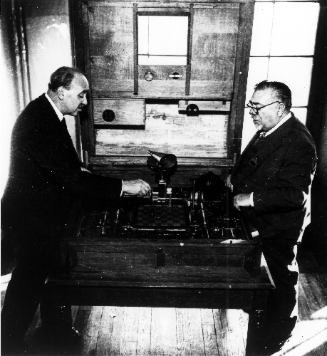 Torres y Quevedos and Norbert Wiener with mechanical chess playing machine