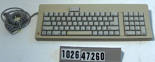 Macintosh Quadra 700 Apple keyboard | 102647260 | Computer History