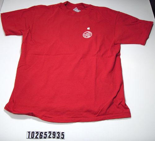 Apple t-shirt | 102652935 | Computer History Museum